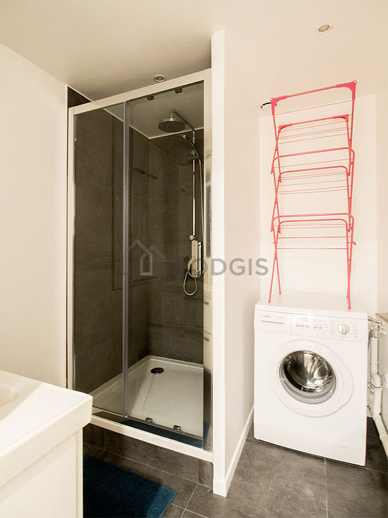 Agréable salle de bain avec du carrelage au sol