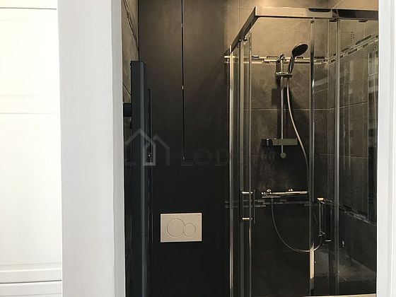Beautiful and bright bathroom with tile floor
