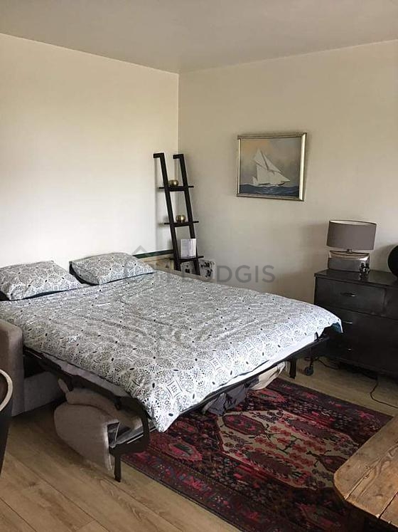 Large living room of 21m² with wooden floor