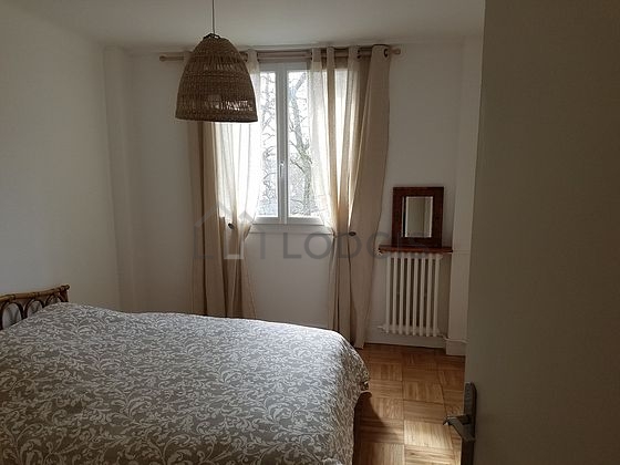 Bedroom of 9m² with wooden floor
