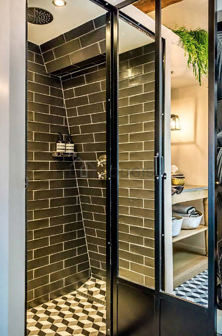 Agréable salle de bain avec du carrelage au sol