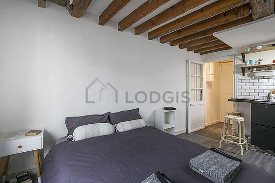 Séjour très calme équipé de 1 lit(s) de 140cm, télé, armoire