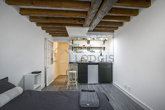 Salon de 10m² avec du parquet au sol