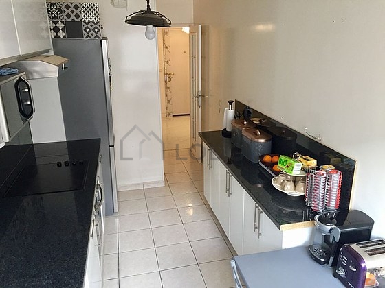 Cuisine équipée de lave linge, réfrigerateur, hotte, vaisselle