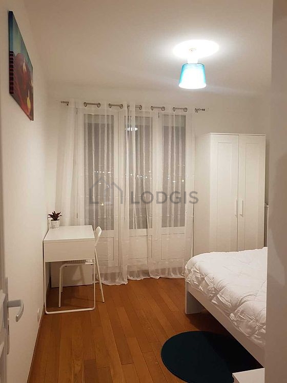Chambre avec du parquet au sol