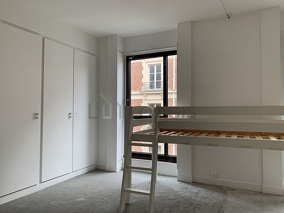 Chambre avec fenêtres double vitrage