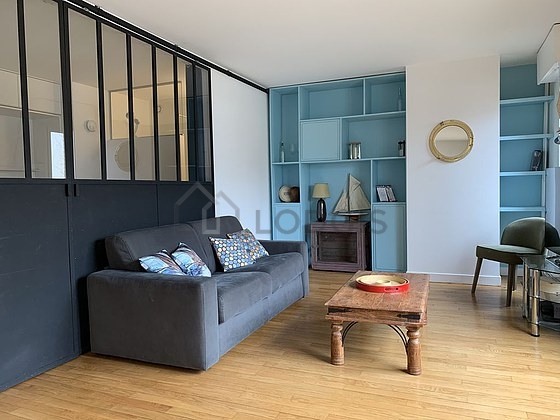 Séjour très calme équipé de télé, commode, placard, 1 chaise(s)