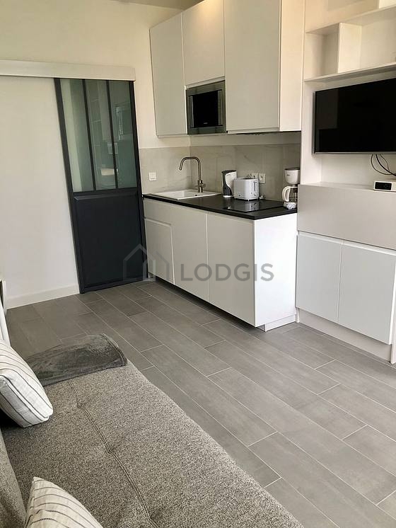 Salon avec du carrelage au sol