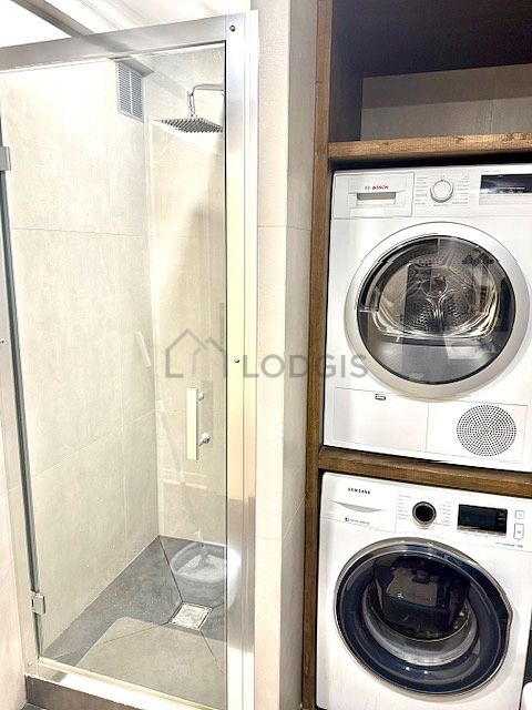 Agréable salle de bain claire avec du carrelage au sol