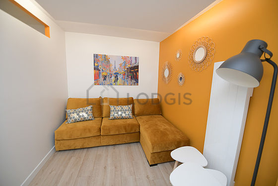 Grand salon de 25m² avec du parquet au sol