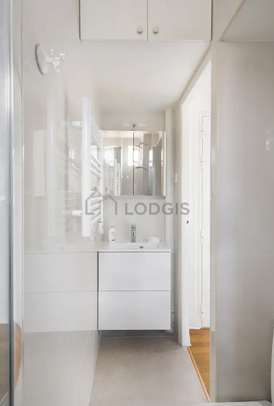 Agréable salle de bain avec fenêtres et du carrelage au sol