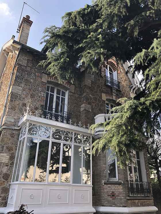 Séjour avec fenêtres