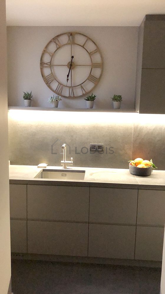 Cuisine équipée de lave linge, sèche linge, réfrigerateur, freezer