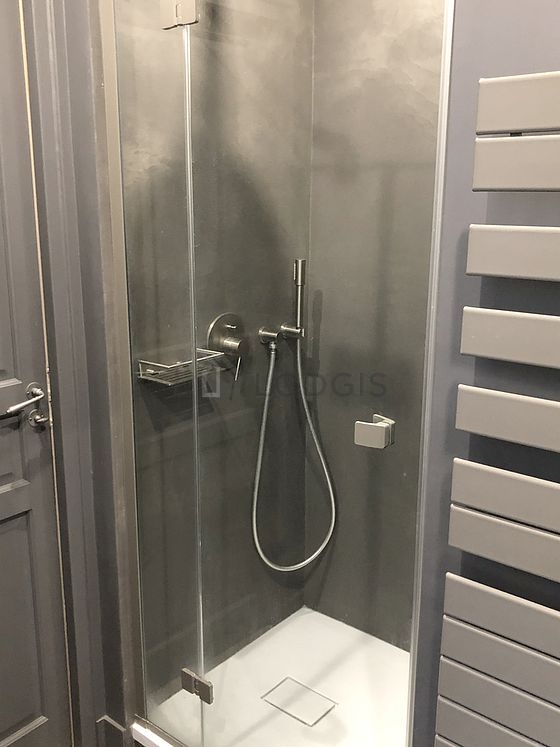 Salle de bain équipée de lave linge, sèche linge, serviettes de bain