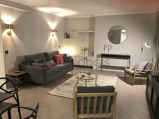 Séjour très calme équipé de 1 lit(s) enfant de 0cm, télé, lecteur de dvd, 1 fauteuil(s)