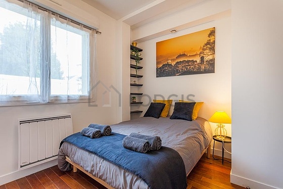 Bedroom of 10m² with wooden floor