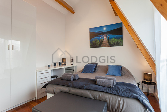 Chambre de 12m² avec du parquet au sol
