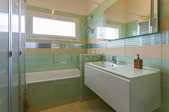 Salle de bain avec fenêtres double vitrage et du carrelage au sol