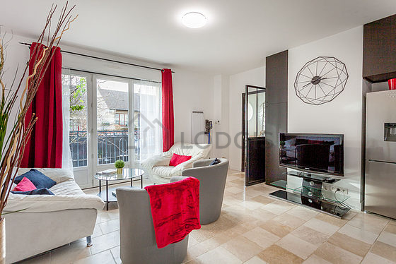 Grand salon de 29m² avec du carrelage au sol
