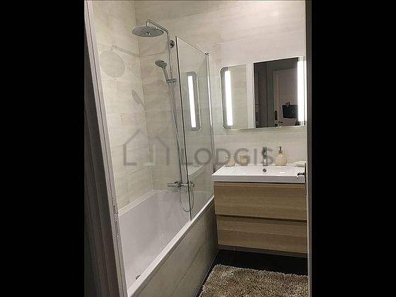 Agréable salle de bain avec du carrelage au sol