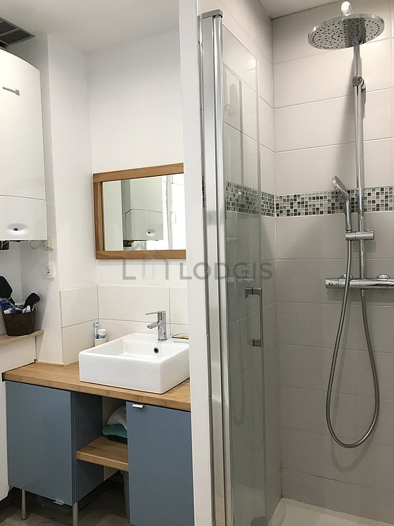 Pleasant and bright bathroom with windows and with tile floor