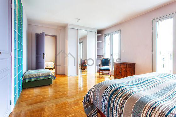 Grande chambre de 23m² avec du parquet au sol