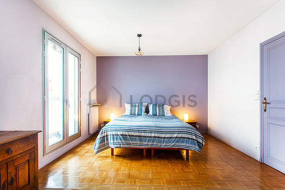 Chambre avec fenêtres double vitrage donnant sur jardin
