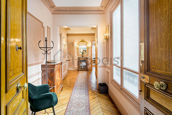 Très belle entrée avec du parquet au sol