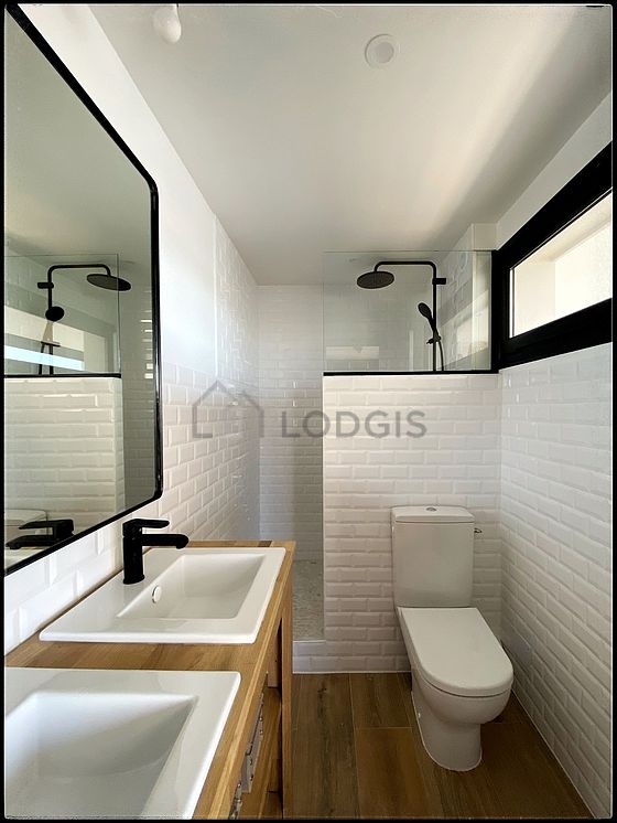 Bathroom equipped with bath towels