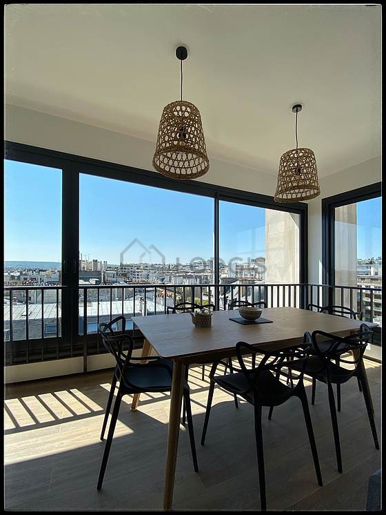 Salle à manger avec du parquet au sol