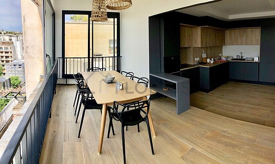 Salle à manger de 15m² équipée de table à manger, buffet