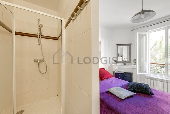Bathroom equipped with bath towels
