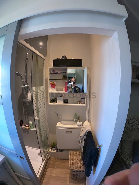 Belle salle de bain avec fenêtres et du carrelage au sol