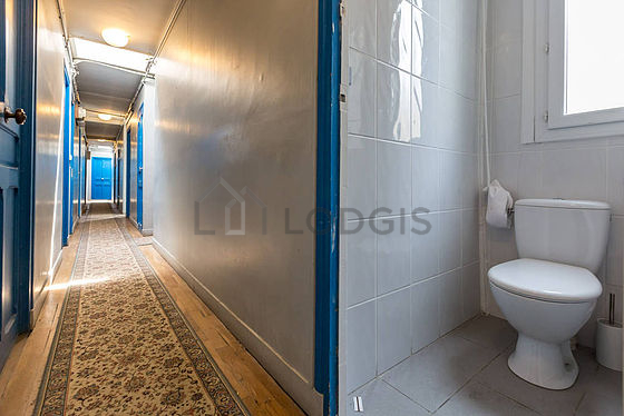 Toilettes indépendantes de la salle d'eau