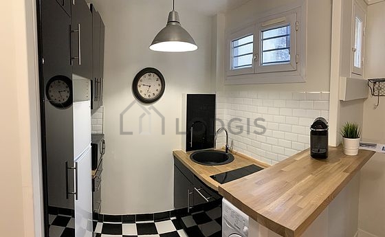 Cuisine équipée de lave linge, sèche linge, réfrigerateur, freezer