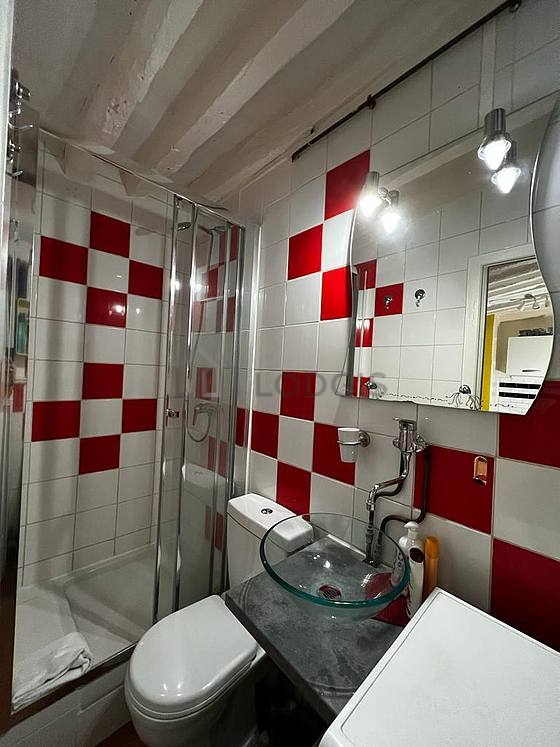 Agréable salle de bain très claire avec du carrelage au sol