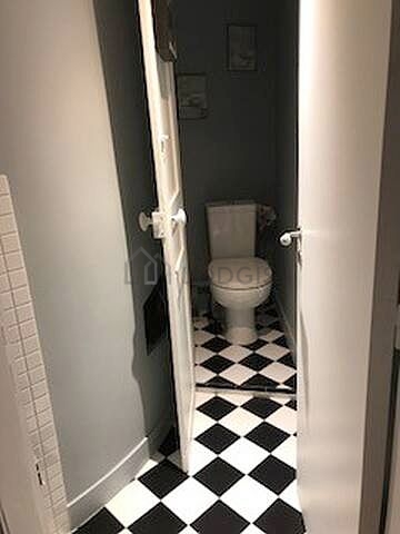 Toilettes indépendantes de la salle d'eau