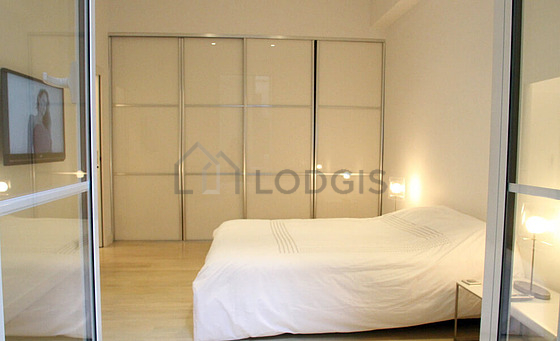 Large bedroom of 30m² with wooden floor