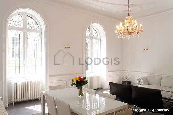 Grand salon de 38m² avec du parquet au sol