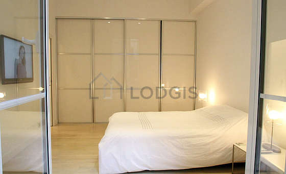 Large bedroom of 30m² with woodenfloor