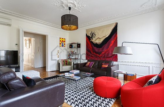 Large living room of 30m² with wooden floor