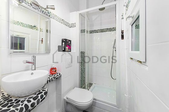 Agréable salle de bain très claire avec du carrelage au sol