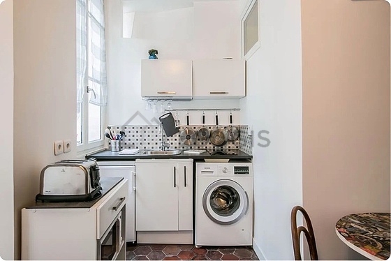 Cuisine équipée de lave linge, réfrigerateur, vaisselle