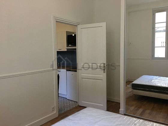 Chambre lumineuse équipée de armoire