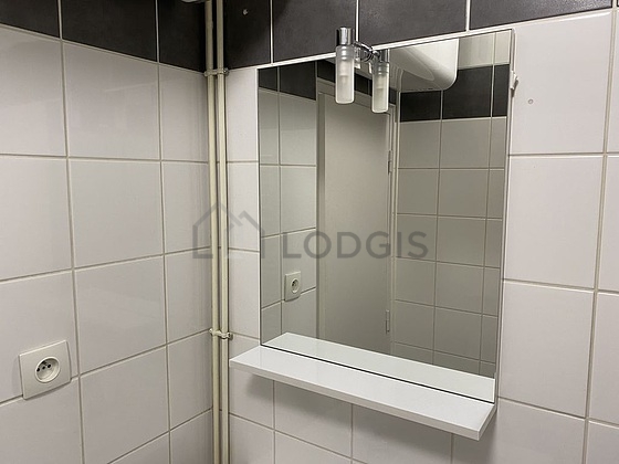 Salle de bain équipée de placard