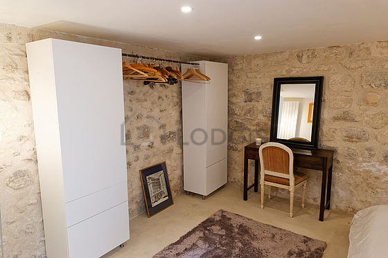 Chambre avec fenêtres double vitrage
