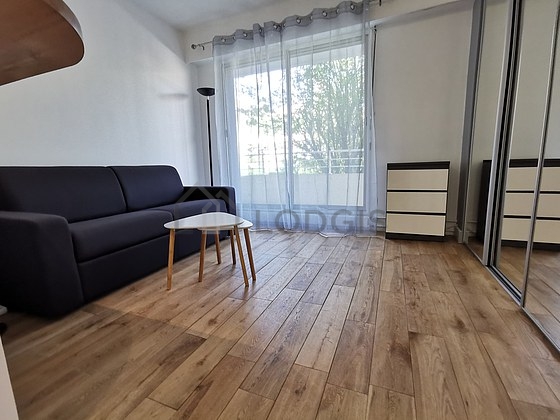 Séjour calme équipé de 1 canapé(s) lit(s) de 140cm, télé, armoire, commode