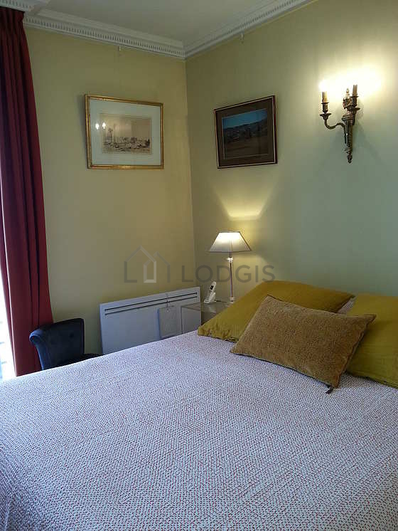 Chambre avec fenêtres double vitrage