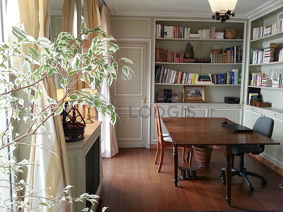 Belle salle à manger avec du parquet au sol pouvant accueillir jusqu'à 4 convives