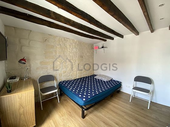 Quiet living room furnished with 1 sofabed(s) of 150cm, tv, storage space